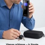 Vairuotojas tikrina alkoholio koncentraciją su ClearDrive X7 PRO alkotesteriu automobilyje
