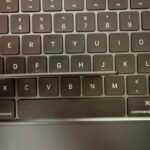 Ultra plonas smart GPS sekimo įrenginys ir lokatorius su anti-theft funkcijomis ir tiksliu vietos nustatymu.