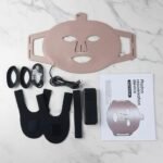 Pilna LED kaukės komplektacija: kaukė, pultelis, laidas ir naudojimo instrukcija.